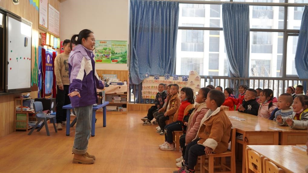  孩子們在昭覺縣易地扶貧搬遷縣城集中安置點(diǎn)沐恩邸社區(qū)幼兒園上課。新華社記者 尹恒 攝