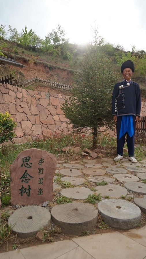 吉地爾子站在“思念樹”前。新華社記者 尹恒 攝