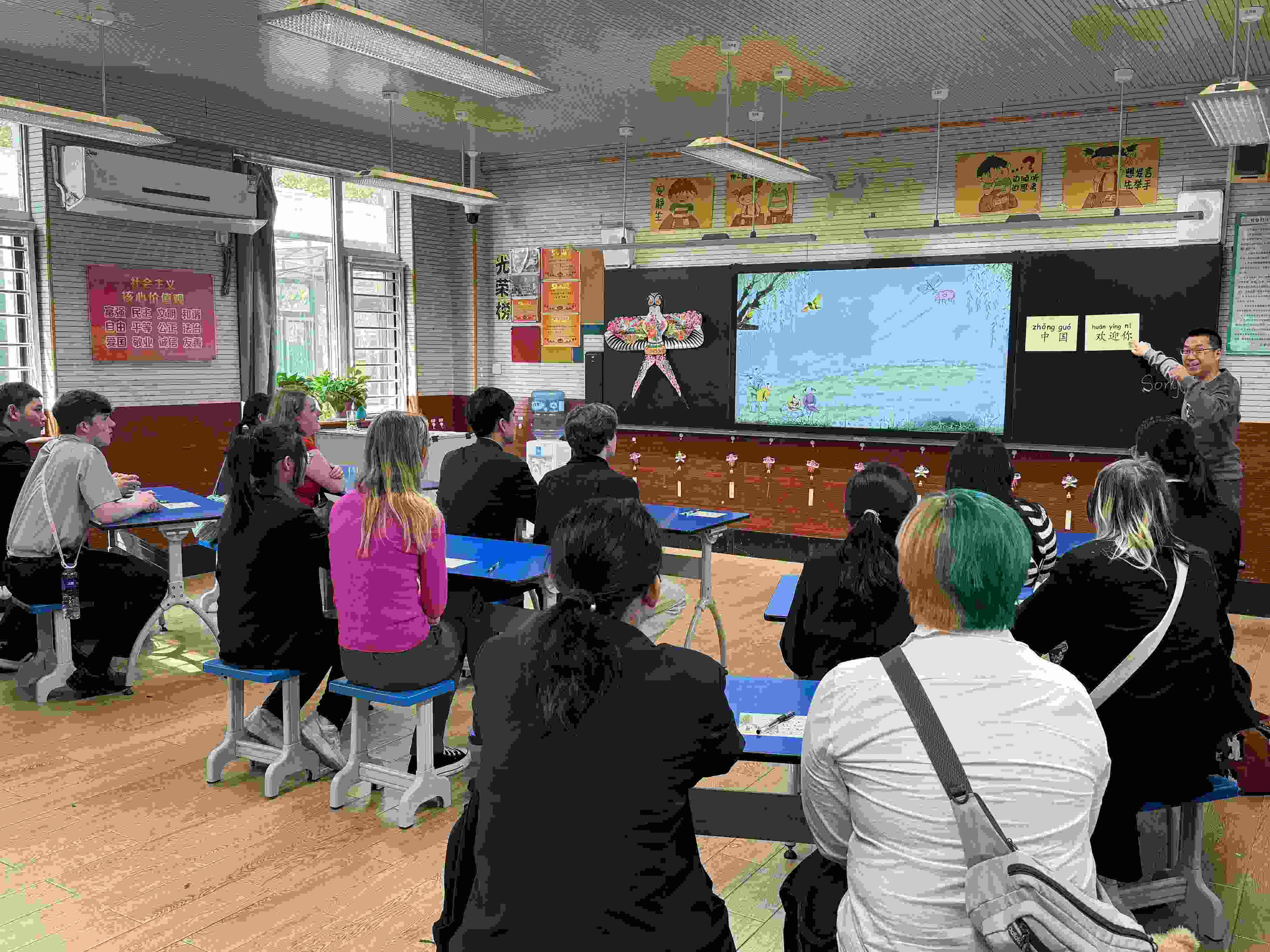 2024年4月20日，美國(guó)艾奧瓦州馬斯卡廷高中“友誼傳承”研學(xué)團(tuán)來(lái)到石家莊外國(guó)語(yǔ)學(xué)校，中美學(xué)生同上一節(jié)中文課。