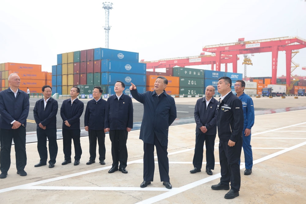5月22日下午，習(xí)近平總書記在山東省日照市考察調(diào)研。他來到日照港，了解當(dāng)?shù)赝七M港口智慧化綠色化建設(shè)、擴大對外開放等情況。