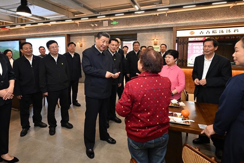 4月22日，在重慶考察的習(xí)近平總書記來(lái)到九龍坡區(qū)謝家灣街道民主村社區(qū)，察看小區(qū)改造和便民服務(wù)情況。