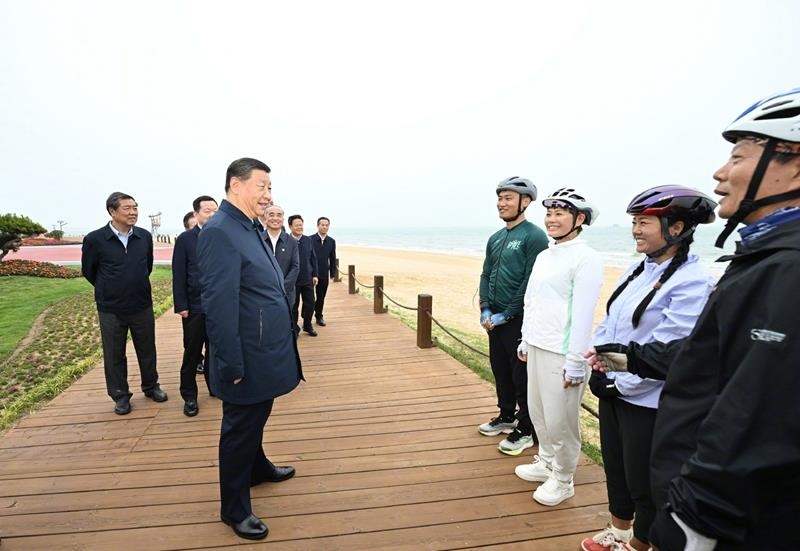 5月22日，在山東日照考察調(diào)研的習(xí)近平總書記來(lái)到陽(yáng)光海岸綠道，和騎行愛好者親切交流。
