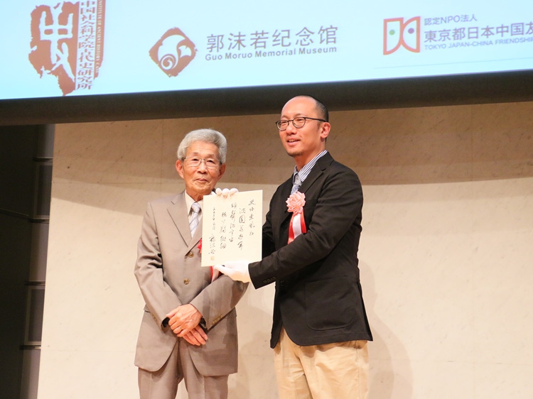 坂田昌一之子坂田文彥（左一）向郭沫若紀念館捐獻郭沫若致坂田昌一手跡。人民網(wǎng) 許可攝