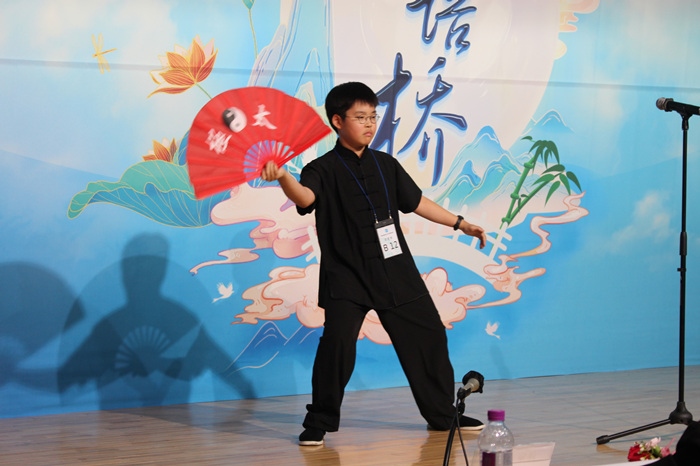 參賽選手在比賽中進(jìn)行中華才藝展示。