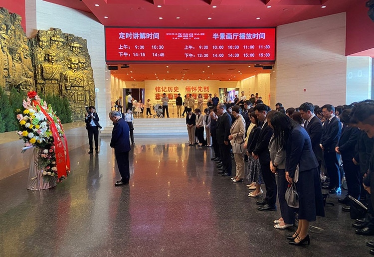 創(chuàng)價(jià)學(xué)會(huì)會(huì)長(zhǎng)原田稔及青年代表團(tuán)向中國(guó)人民抗日戰(zhàn)爭(zhēng)紀(jì)念館敬獻(xiàn)花籃。中國(guó)人民抗日戰(zhàn)爭(zhēng)紀(jì)念館供圖