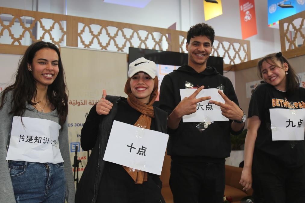 2024年4月24日，突尼斯高中生在首都突尼斯市舉辦的突尼斯國際書展上表演漢語節(jié)目。新華社發(fā)（阿代爾攝）