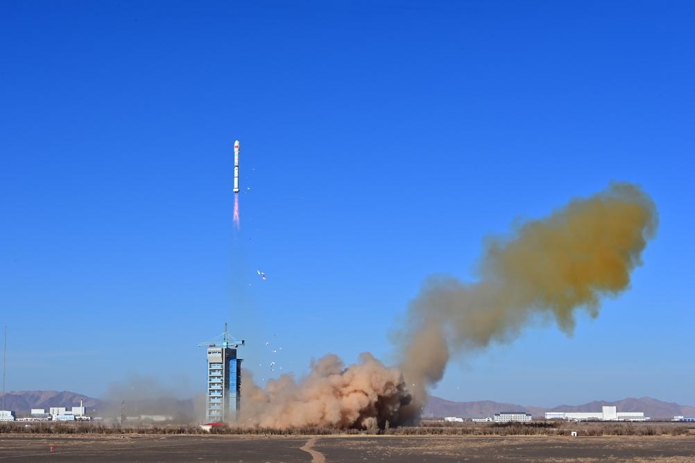 2023年12月4日，中國在酒泉衛(wèi)星發(fā)射中心使用長征二號丙運(yùn)載火箭，成功將援埃及二號衛(wèi)星發(fā)射升空，衛(wèi)星順利進(jìn)入預(yù)定軌道，發(fā)射任務(wù)獲得圓滿成功。新華社發(fā)（汪江波 攝）