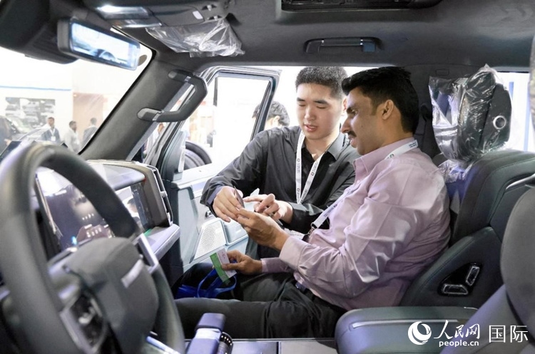 客戶在了解中國產(chǎn)汽車。人民網(wǎng)記者 管克江攝