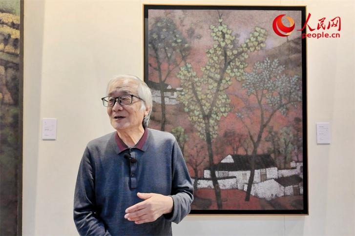 中央文史研究館書畫院院部委員、清華大學(xué)吳冠中藝術(shù)研究中心副主任王秦生正在接受人民網(wǎng)的采訪。人民網(wǎng)記者 劉微攝