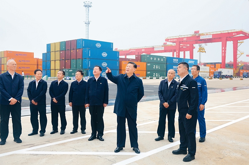 2024年5月22日至24日，中共中央總書記、國家主席、中央軍委主席習近平在山東考察。這是22日下午，習近平在日照港察看全自動化集裝箱碼頭作業(yè)場景。 新華社記者 鞠鵬/攝