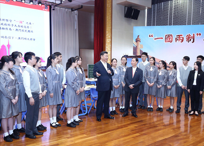 2019年12月19日，習(xí)近平總書記來(lái)到澳門濠江中學(xué)附屬英才學(xué)校，和師生親切交流。