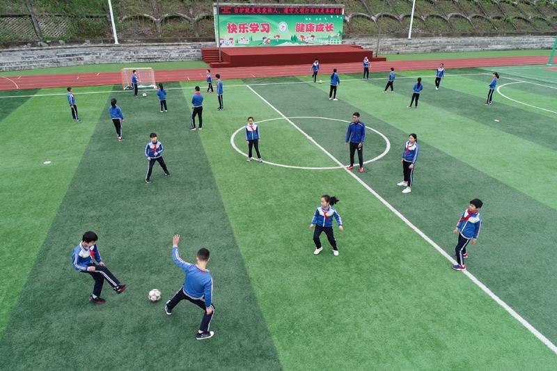 陜西安康平利縣老縣鎮(zhèn)中心小學(xué)的學(xué)生在操場(chǎng)上踢球。