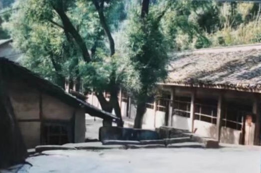 這是之江小學的前身——四川省南充市嘉陵區(qū)一所山區(qū)小學的校舍（資料照片翻拍）。