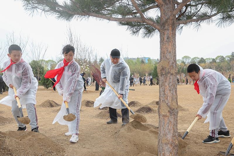 2023年4月4日，習(xí)近平總書記來(lái)到北京市朝陽(yáng)區(qū)東壩中心公園參加首都義務(wù)植樹活動(dòng)。這是總書記同孩子們一起植樹。