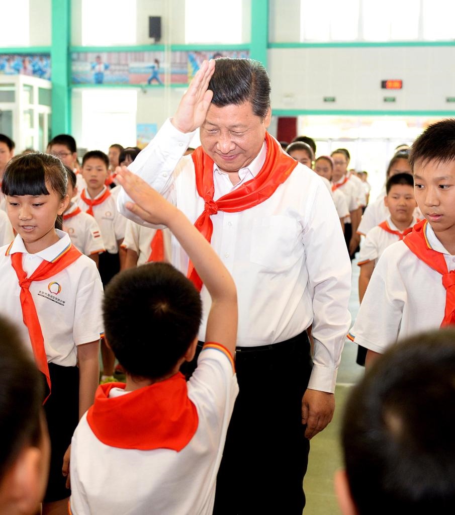 2014年5月30日，習(xí)近平總書記來到北京市海淀區(qū)民族小學(xué)，參加慶?！傲弧眹?guó)際兒童節(jié)活動(dòng)。新華社記者 李濤 攝