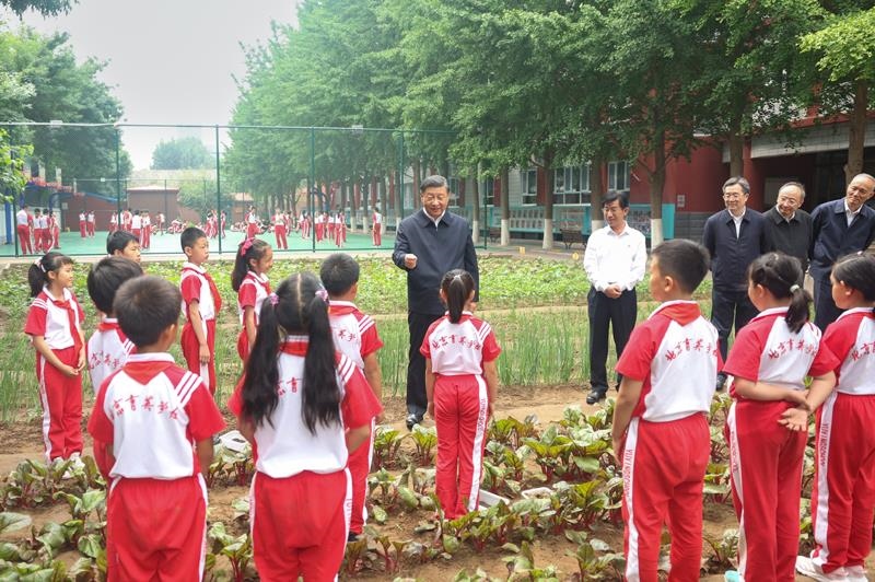2023年5月31日，習(xí)近平總書記在北京育英學(xué)校同小學(xué)生們親切交流。
