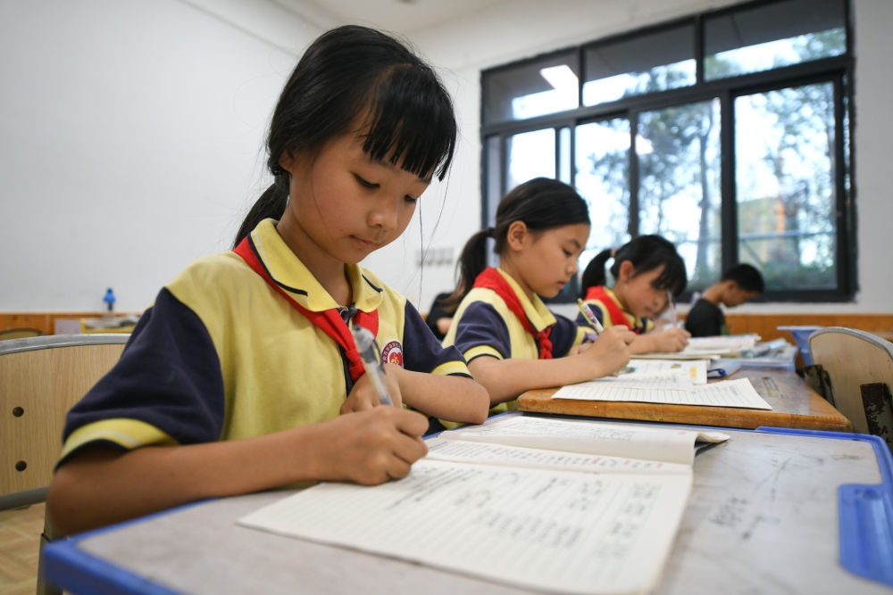5月30日，學生在之江小學“留守兒童之家”寫作業(yè)。