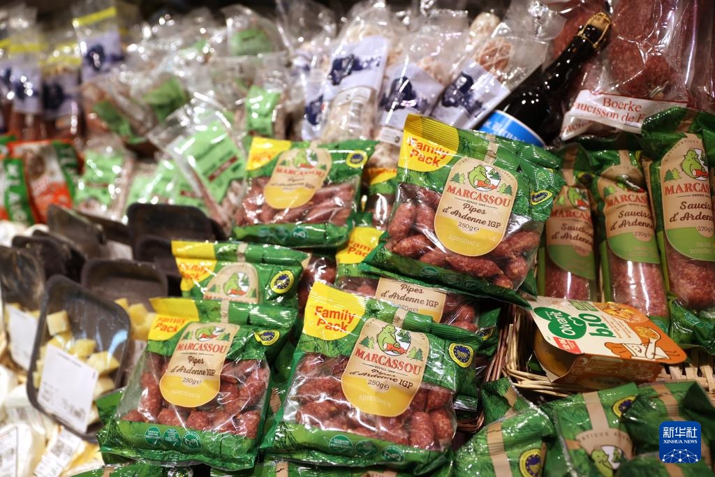 這是5月31日在比利時(shí)布魯塞爾一家超市拍攝的各類(lèi)食品。新華社記者 趙丁喆 攝
