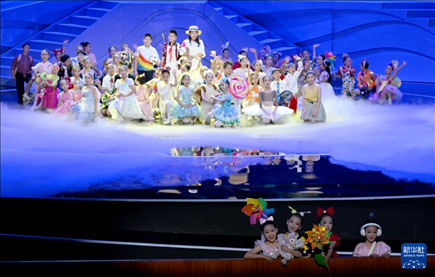6月1日，演員在“我和祖國(guó)一起成長(zhǎng)”主題演出活動(dòng)中表演。新華社記者 金良快 攝