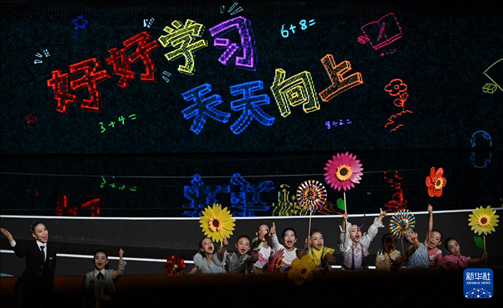 6月1日，演員在“我和祖國(guó)一起成長(zhǎng)”主題演出活動(dòng)中表演。新華社記者 金良快 攝