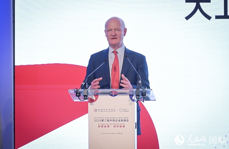 英國(guó)前負(fù)責(zé)大學(xué)與科研事務(wù)的國(guó)務(wù)大臣、英國(guó)皇家學(xué)會(huì)院士大衛(wèi)·威利茨致辭。人民網(wǎng) 郭錦標(biāo)攝