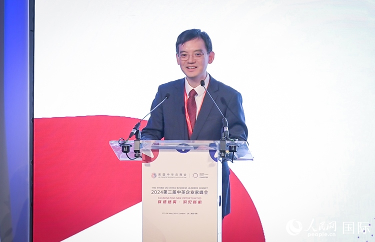 英國(guó)中國(guó)商會(huì)會(huì)長(zhǎng)、中國(guó)銀行倫敦分行行長(zhǎng)方文建致辭。人民網(wǎng) 郭錦標(biāo)攝