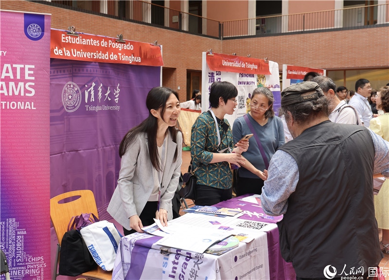 旅西華人華僑在展臺(tái)前咨詢。人民網(wǎng)記者 顏歡攝