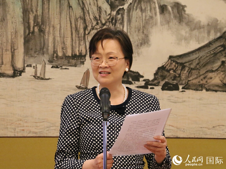 大使夫人丁玥致辭。人民網(wǎng) 許可攝