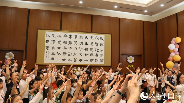 小朋友們合唱《明天會更好》。人民網(wǎng) 許可攝