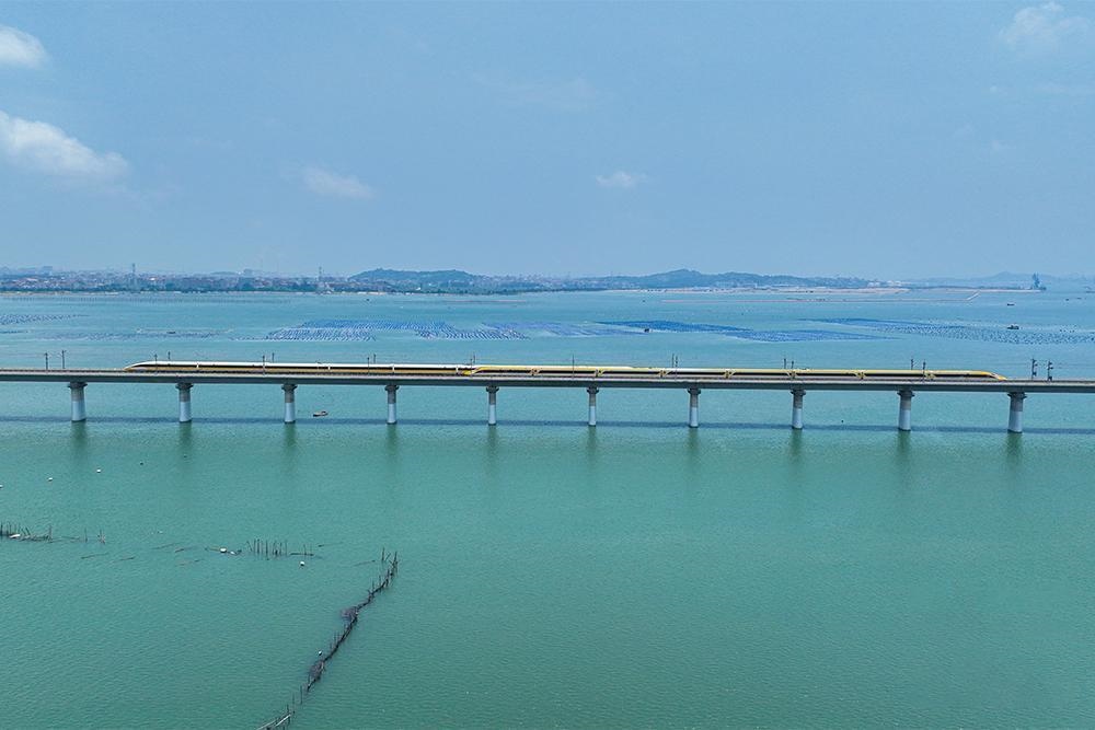 △2023年6月28日，CR450動車組試驗列車在湄洲灣跨海大橋交會運行，單列最高運行時速達到453公里。