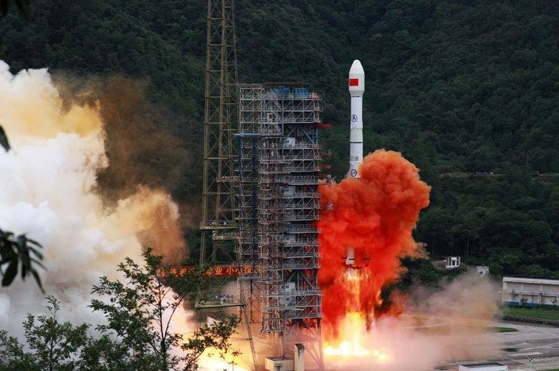 △2020年6月23日，我國北斗三號全球衛(wèi)星導(dǎo)航系統(tǒng)最后一顆組網(wǎng)衛(wèi)星在西昌衛(wèi)星發(fā)射中心點火升空。同年7月，北斗三號系統(tǒng)正式開通全球服務(wù)，“中國的北斗”真正成為“世界的北斗”。