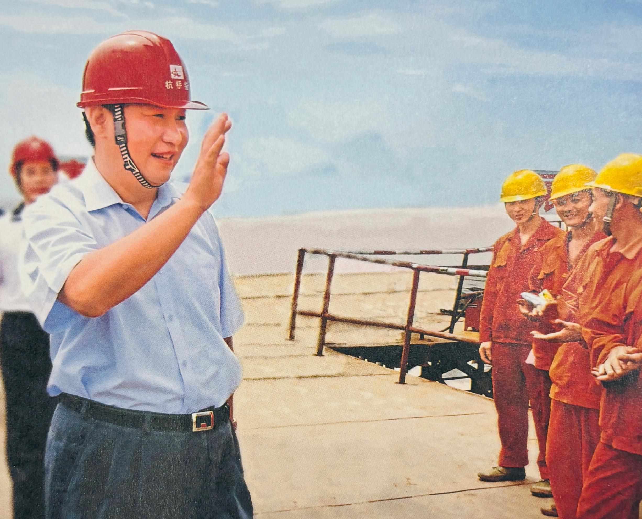 △2006年7月12日，習(xí)近平在杭州灣跨海大橋嘉興市海鹽段建設(shè)工地慰問工人。