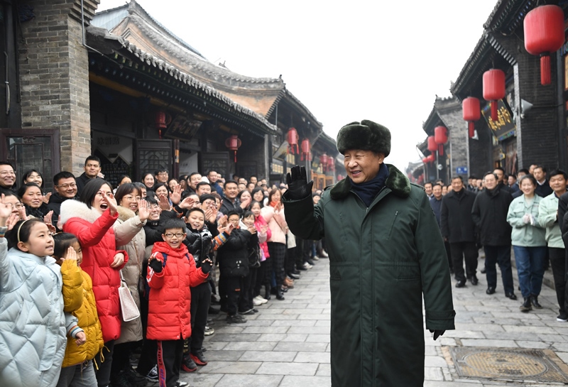 2022年1月27日，習(xí)近平總書記在山西平遙古城向現(xiàn)場(chǎng)群眾揮手致意。