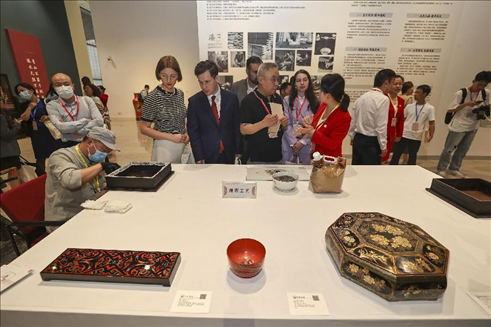2023年5月28日，北京，推光漆器匠人為駐華使節(jié)展示技藝。