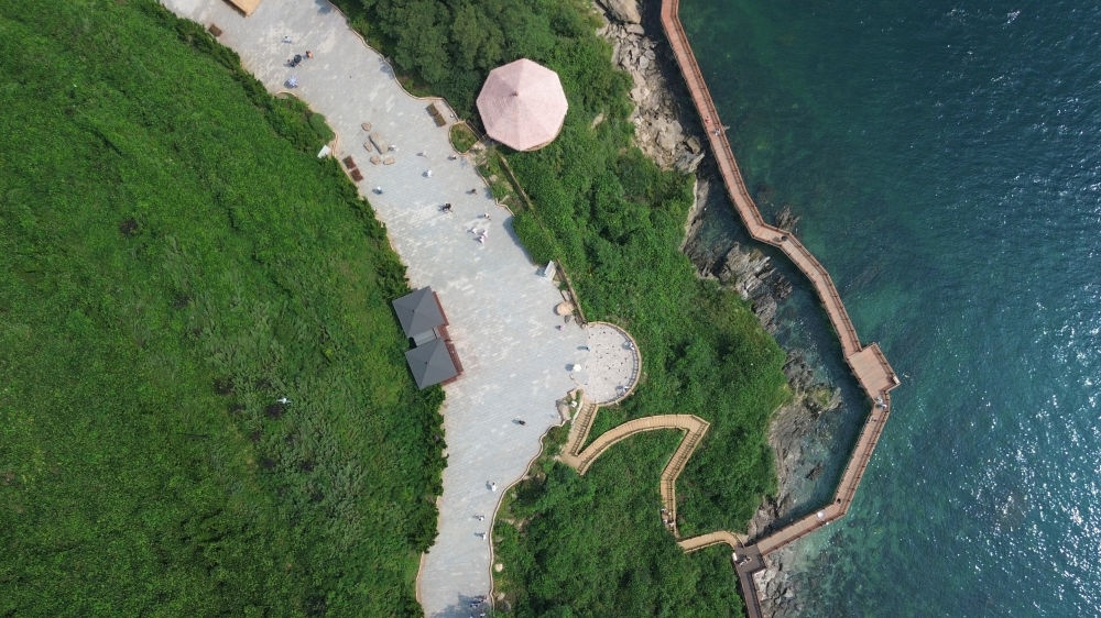 2023年8月16日，長?？h小長山島小水口森林公園一角（無人機(jī)照片）。新華社記者 陳為 攝