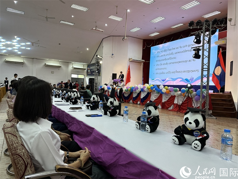 圖片：中老嘉賓在第二十三屆漢語(yǔ)橋世界大學(xué)生中文比賽老撾賽區(qū)決賽上致辭。孫廣勇攝
