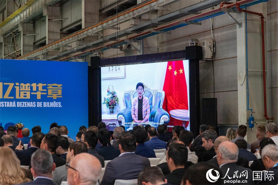 中國駐里約熱內(nèi)盧總領(lǐng)事田敏在視頻致辭中表示，中國是米納斯吉拉斯州第一大貿(mào)易伙伴和重要投資來源國。近年來，雙方在貿(mào)易投資、科技創(chuàng)新、裝備制造、人文交流等領(lǐng)域開展了富有成果的合作。 人民日報社拉美中心分社 威廉·科埃略·維亞納攝