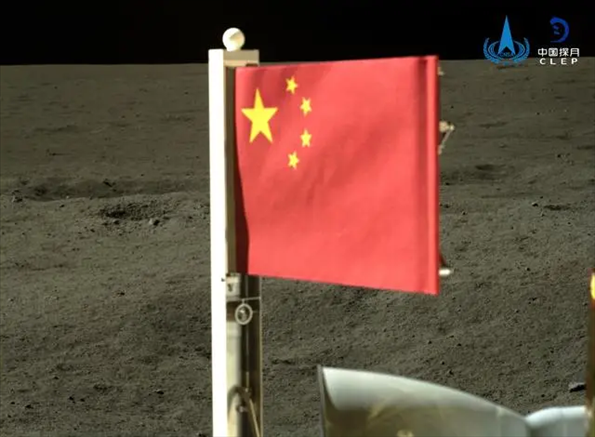 五星紅旗在落于月背的嫦娥六號(hào)探測(cè)器上展開(kāi)。