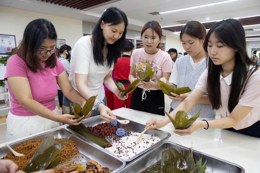 2024年6月1日，海峽兩岸青年學(xué)生在華東師范大學(xué)包粽子、做香囊，體驗(yàn)傳統(tǒng)文化。