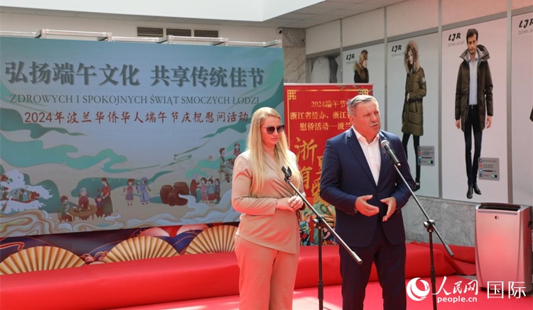 皮耶霍欽斯基（右）在活動上致辭。人民網(wǎng)記者 李增偉攝