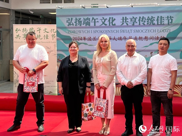 向波蘭友人發(fā)放端午節(jié)慰問品。人民網(wǎng)記者 李增偉攝
