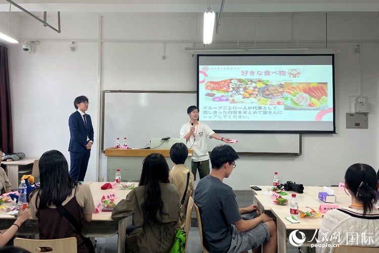 中日大學(xué)生交流討論。人民網(wǎng)記者 陳思攝