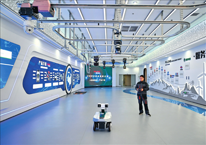 在雄安科創(chuàng)中心中試基地，北京普龍科技有限公司工作人員在展示巡檢機器人（2024年3月28日攝）牟宇攝/本刊