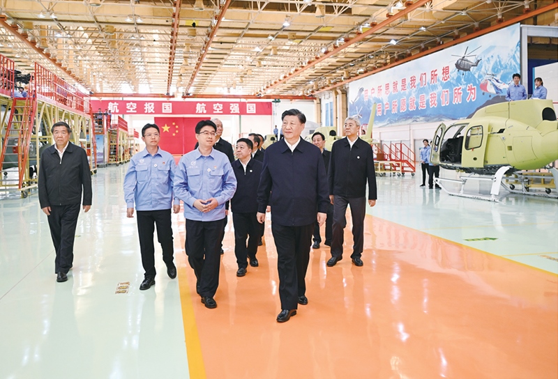 2023年10月10日至13日，中共中央總書記、國家主席、中央軍委主席習(xí)近平在江西考察。這是11日上午，習(xí)近平在景德鎮(zhèn)市昌河飛機(jī)工業(yè)（集團(tuán)）有限公司考察。 新華社記者 燕雁/攝