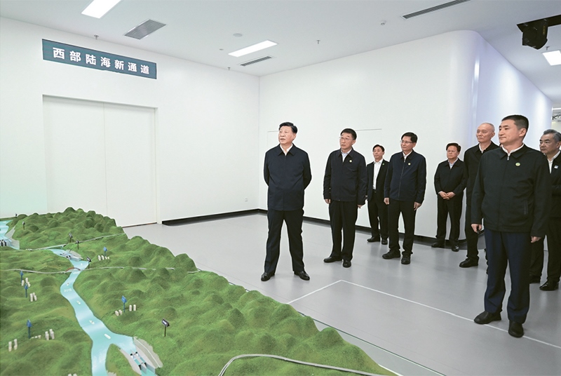 2023年12月14日至15日，中共中央總書記、國家主席、中央軍委主席習(xí)近平在廣西考察。這是14日上午，習(xí)近平在南寧市考察中國—東盟信息港股份有限公司，結(jié)合平陸運(yùn)河沙盤聽取西部陸海新通道骨干工程建設(shè)匯報(bào)。 新華社記者 謝環(huán)馳/攝