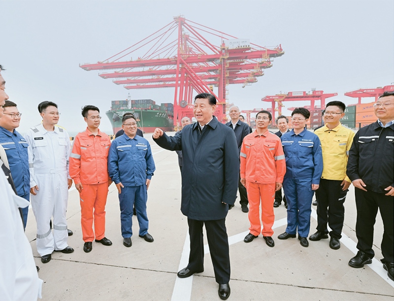 2024年5月22日至24日，中共中央總書記、國家主席、中央軍委主席習(xí)近平在山東考察。這是22日下午，習(xí)近平在日照港親切慰問港口科技工作者、運(yùn)營人員、航運(yùn)人員。 新華社記者 謝環(huán)馳/攝