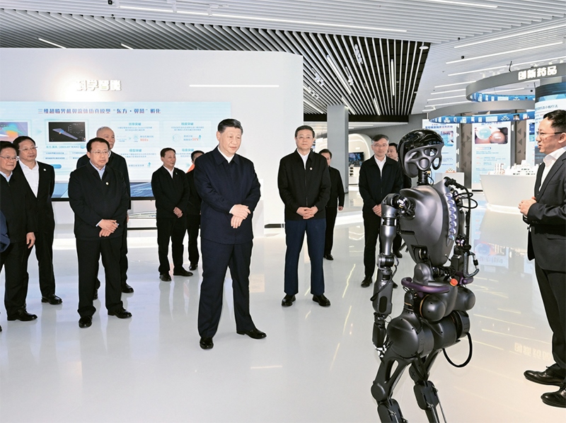 2023年11月28日至12月2日，中共中央總書記、國家主席、中央軍委主席習(xí)近平在上海考察。這是11月28日下午，習(xí)近平在浦東新區(qū)張江科學(xué)城參觀上?？萍紕?chuàng)新成果展。 新華社記者 謝環(huán)馳/攝