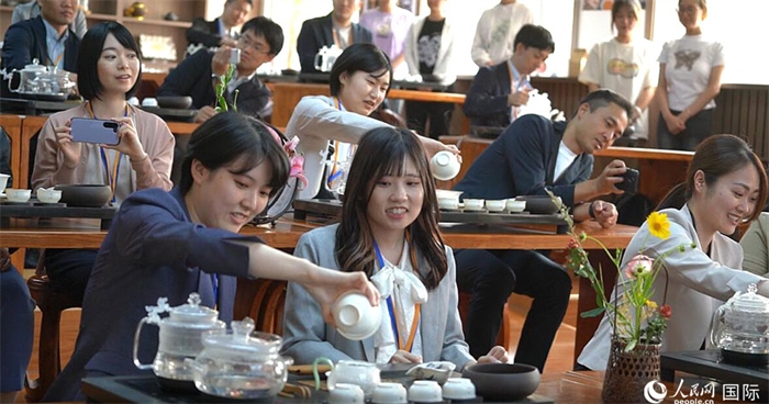 日本創(chuàng)價(jià)學(xué)會(huì)青年代表團(tuán)在新疆師范大學(xué)體驗(yàn)中國茶藝。人民網(wǎng)記者 張麗婭攝