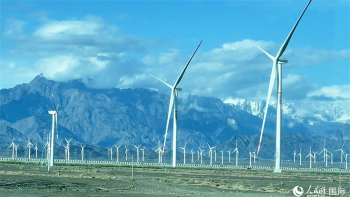 從烏魯木齊到吐魯番沿途的風(fēng)力發(fā)電設(shè)備。人民網(wǎng)記者 張麗婭攝