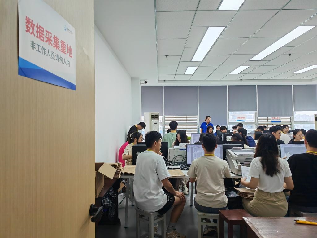6月13日，在重慶市西南大學(xué)評(píng)卷點(diǎn)，工作人員正在進(jìn)行試卷掃描工作。新華社記者 周思宇 攝